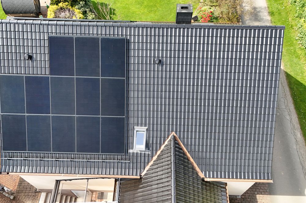 Satteldach mit Photovoltaikanlage von oben