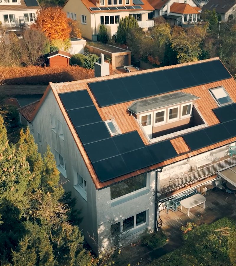 Fertig montierte Photovoltaikanlage auf einem Einfamilienhaus mit Gaube, Luftaufnahme