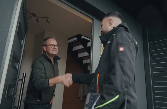 Begrüßung per Handschlag: Berater von RA Solartechnik beim Kunden an der Haustür