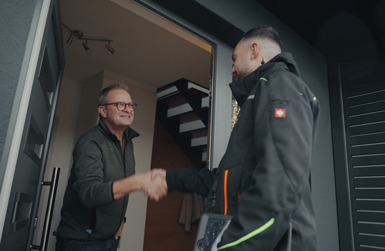Begrüßung per Handschlag: Berater von RA Solartechnik beim Kunden an der Haustür