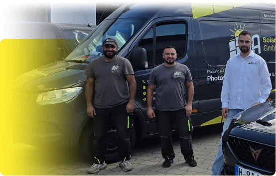 Drei Mitarbeiter von RA Solartechnik vor dem Firmentransporter und dem Firmenwagen