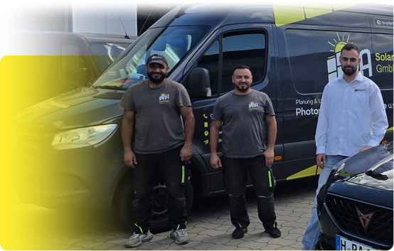 Drei Mitarbeiter von RA Solartechnik vor dem Firmentransporter und dem Firmenwagen