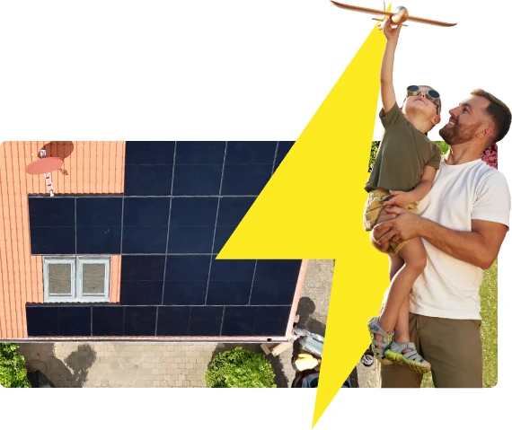 Vater hält seinen Sohn mit Spielzeugflugzeug im Arm, daneben Luftbild eines Dachs mit Solarmodulen