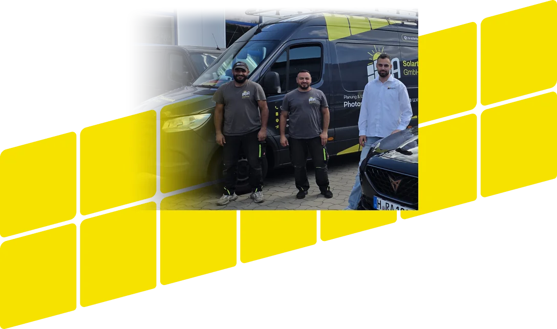 Drei Mitarbeiter von RA Solartechnik vor dem Firmentransporter und dem Firmenwagen