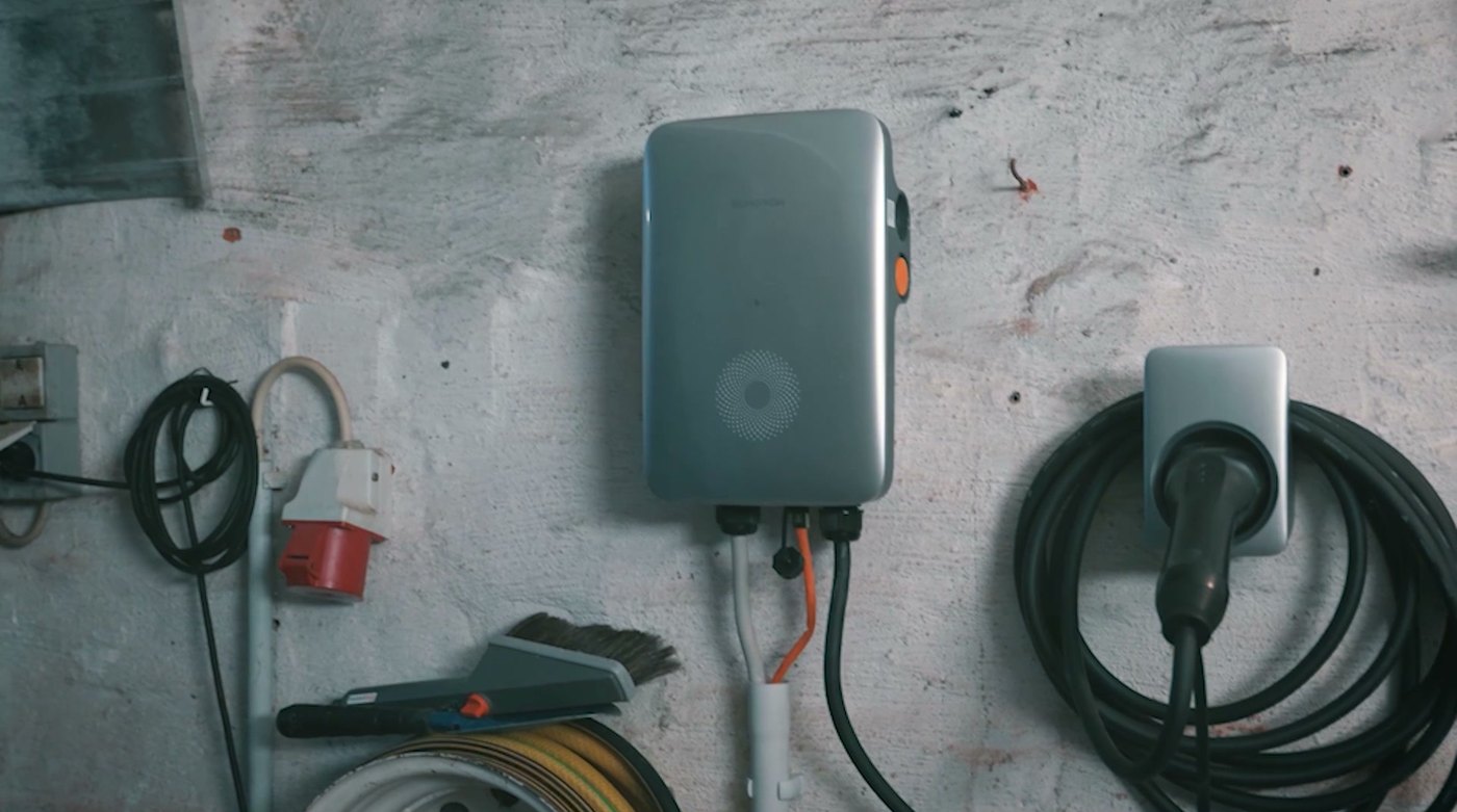 Wallbox mit Ladekabel an der Wand einer Garage, installiert von RA Solartechnik