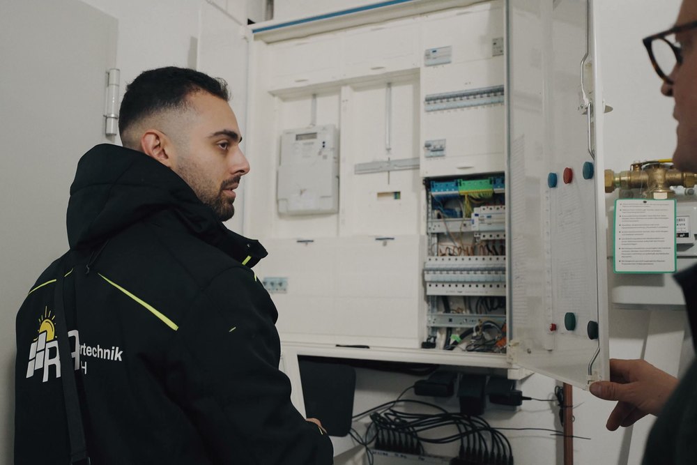 Mitarbeiter von RA Solartechnik prüft einen geöffneten Zählerschrank