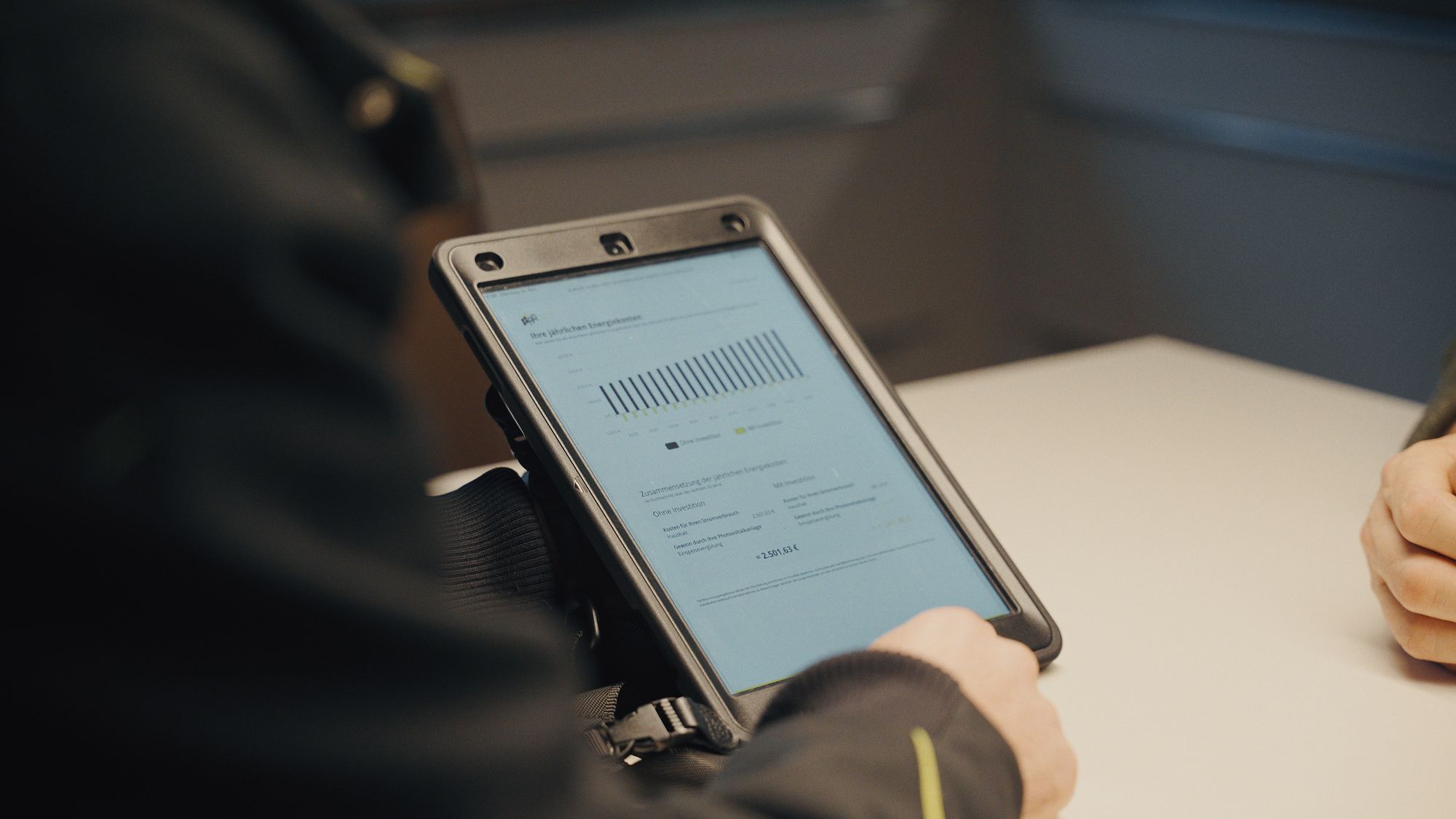 Kundenberater von RA Solartechnik zeigt am Tablet die Wirtschaftlichkeitsrechnung einer Photovoltaikanlage