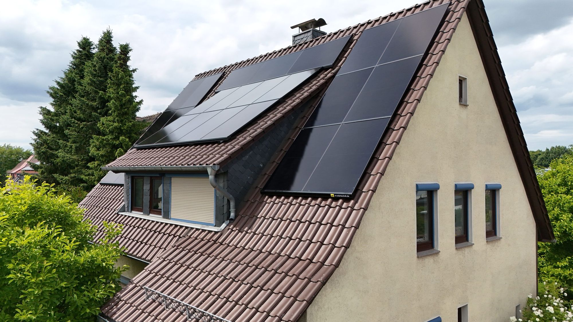 Einfamilienhaus mit Photovoltaikanlage auf dem Dach