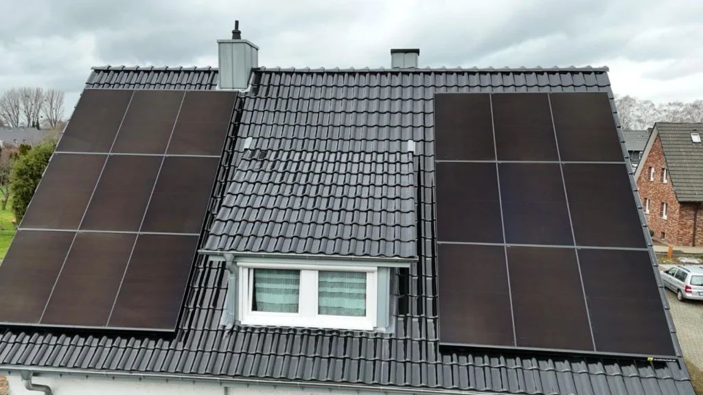 Photovoltaikanlage auf einem kleinen Dach mit Gaube