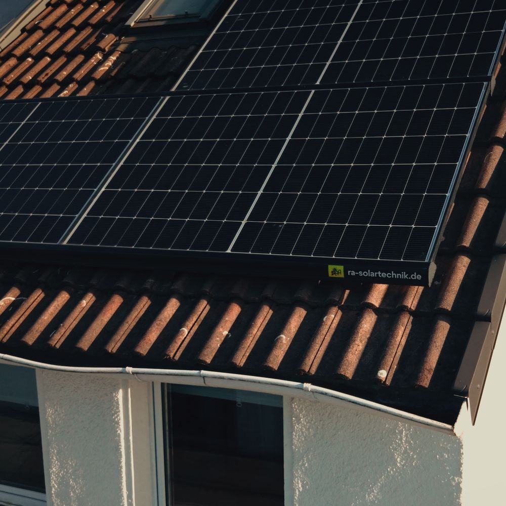 Solarmodul mit RA-Solartechnik-Aufkleber auf einem Ziegeldach