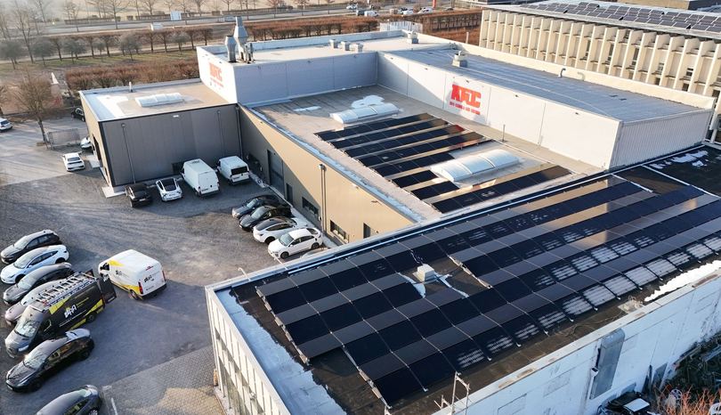 Gewerbliche Photovoltaikanlage auf den Flachdächern eines Firmengebäudes (Drohnenaufnahme)