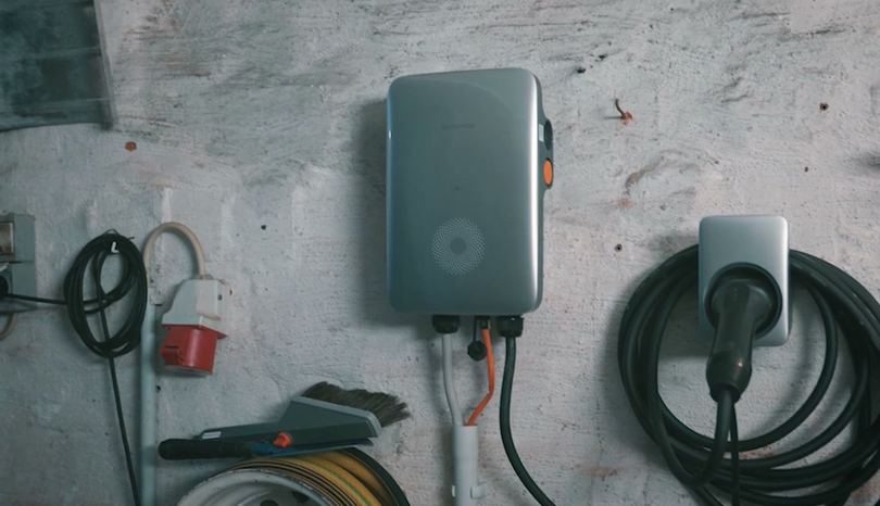 Wallbox mit Ladekabel an der Wand einer Garage (Standbild aus einem Kundenfilm)
