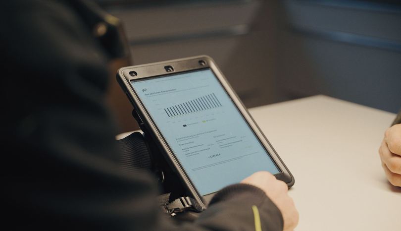 Kundenberater von RA Solartechnik zeigt am Tablet die Wirtschaftlichkeitsrechnung einer Photovoltaikanlage