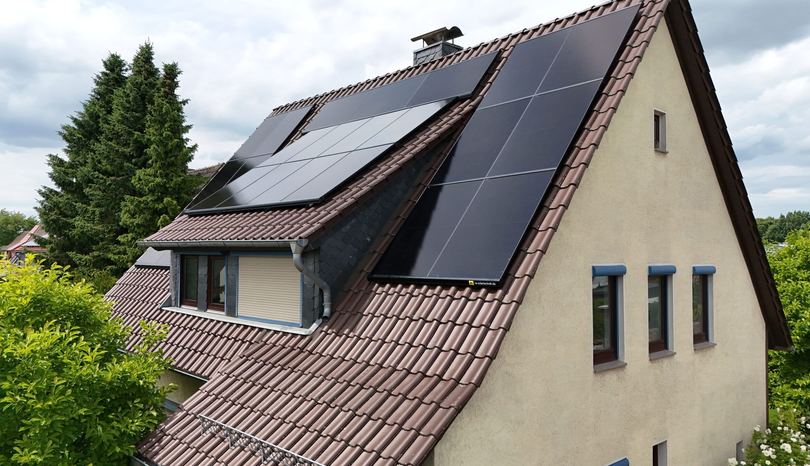 Einfamilienhaus mit Photovoltaikanlage auf dem Dach