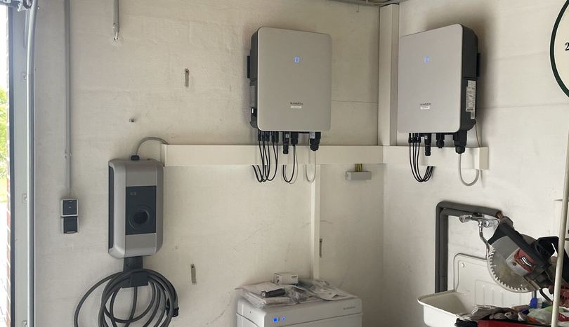 Wechselrichter, Stromspeicher und Wallbox in einer Garage