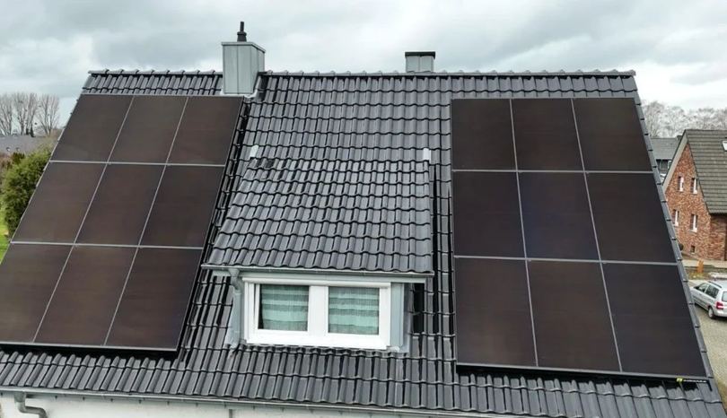 Photovoltaikanlage auf einem kleinen Dach mit Gaube