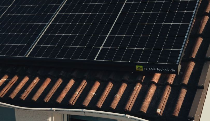 Solarmodul mit RA-Solartechnik-Aufkleber auf einem Ziegeldach