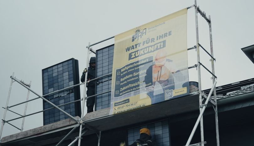 Montage von Solarmodulen auf einem Ziegeldach mit Gerüst