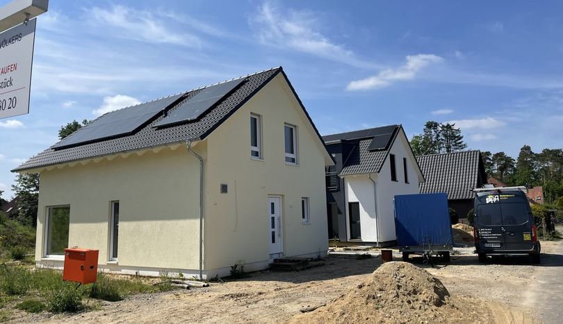 Neubau mit Photovoltaikanlage in Buchholz (Aller), davor der RA-Firmenwagen