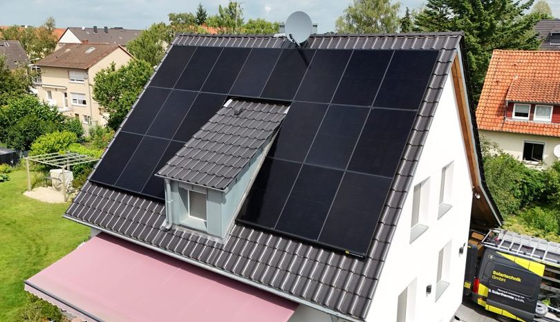 Einfamilienhaus mit Photovoltaikanlage in Garbsen-Berenbostel (Drohnenaufnahme)