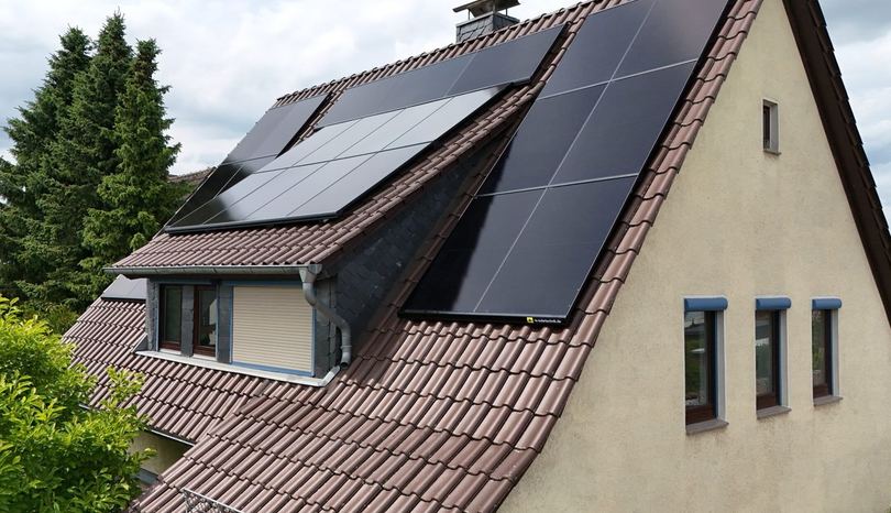 Einfamilienhaus mit Photovoltaikanlage auf dem Ziegeldach in Garbsen