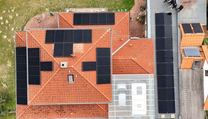 Photovoltaikanlage auf einem roten Walmdach in Gehrden (Drohnenaufnahme)
