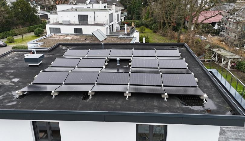 Aufgeständerte Photovoltaikanlage auf dem Flachdach eines modernen Wohnhauses in Hannover-Isernhagen