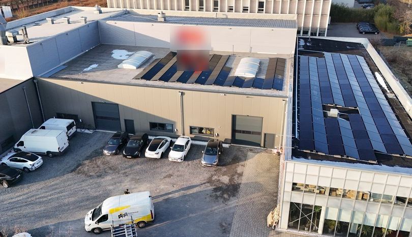 Gewerbliche Photovoltaikanlage auf den Flachdächern eines Firmengebäudes in Hannover-Mittelfeld (Drohnenaufnahme)