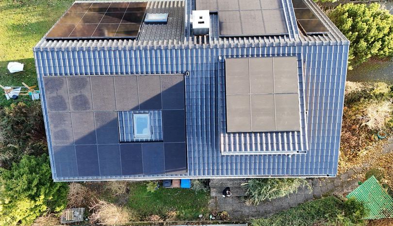 Photovoltaikanlage auf einem Wohnhaus mit Steildach und glasierten Ziegeln in Meine (Drohnenaufnahme)