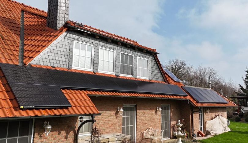 Klinkerhaus mit Full-Black-Photovoltaikanlage auf dem Satteldach in Minden (Drohnenaufnahme)
