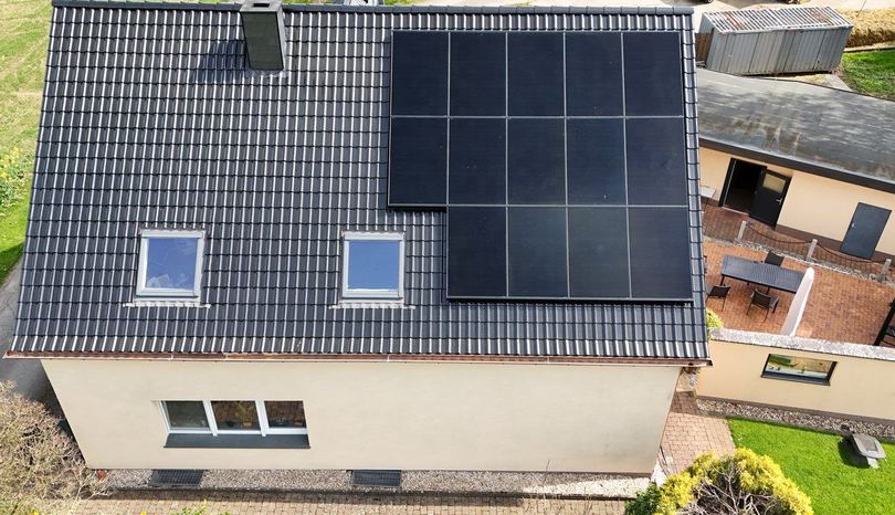 Einfamilienhaus mit Photovoltaikanlage auf dem dunklen Ziegeldach in Porta Westfalica (Drohnenaufnahme)