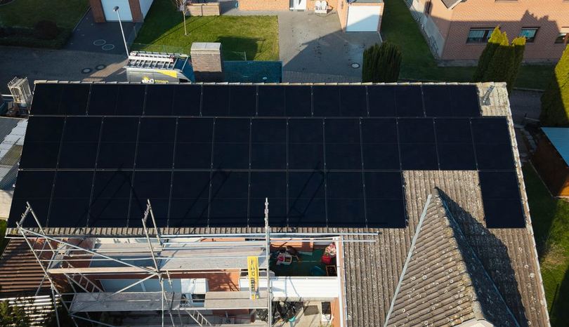 Photovoltaikanlage auf einem Hausdach in Ronnenberg (Drohnenaufnahme)