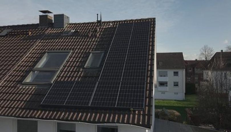 Photovoltaikanlage auf einem Ziegeldach mit Dachfenstern in Seelze