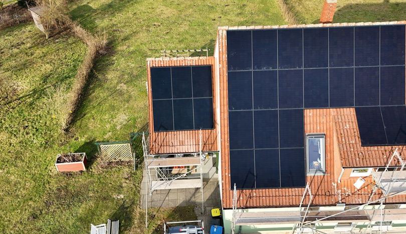 Wohnhaus mit Photovoltaikanlage und Gerüst in Wunstorf (Drohnenaufnahme)
