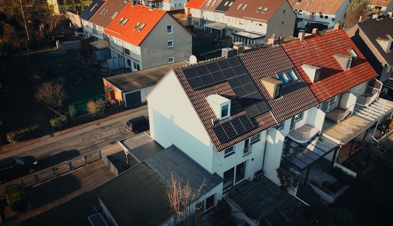 Reihenhaus mit Photovoltaikanlage auf dem Ziegeldach (Drohnenaufnahme)