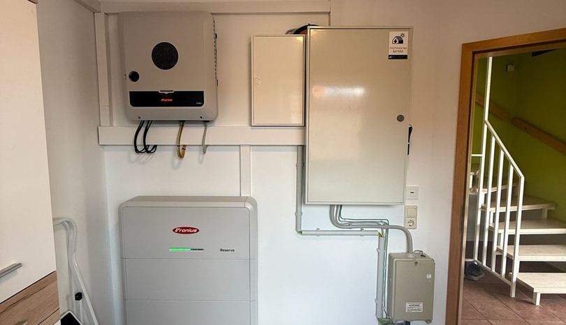 Stromspeicher, Wechselrichter und Zählerschrank im Technikraum einer Kundenanlage
