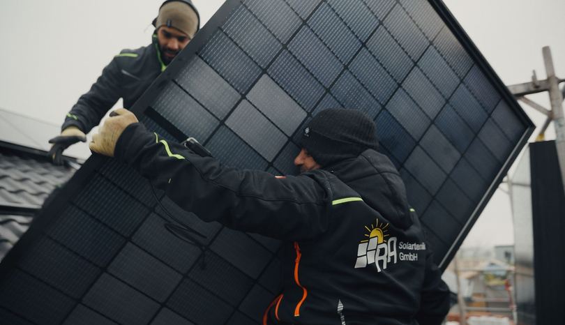 Monteure von RA Solartechnik bei der Montage auf dem Ziegeldach