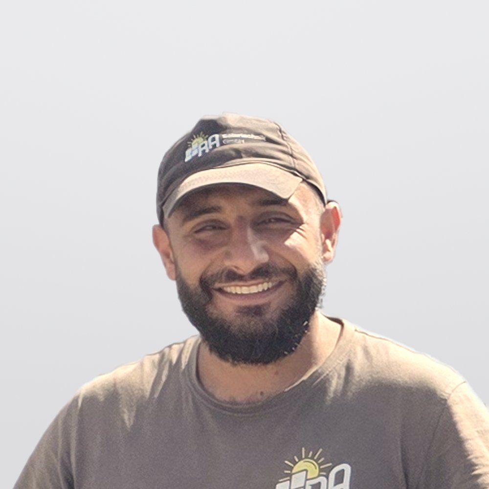 Alan Alo, Monteur bei RA Solartechnik, mit Schirmkappe und RA-Shirt