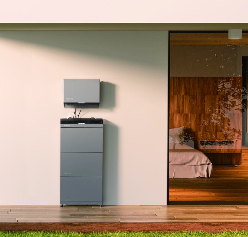 EcoFlow PowerOcean Wechselrichter und Batteriestapel an einer Hauswand