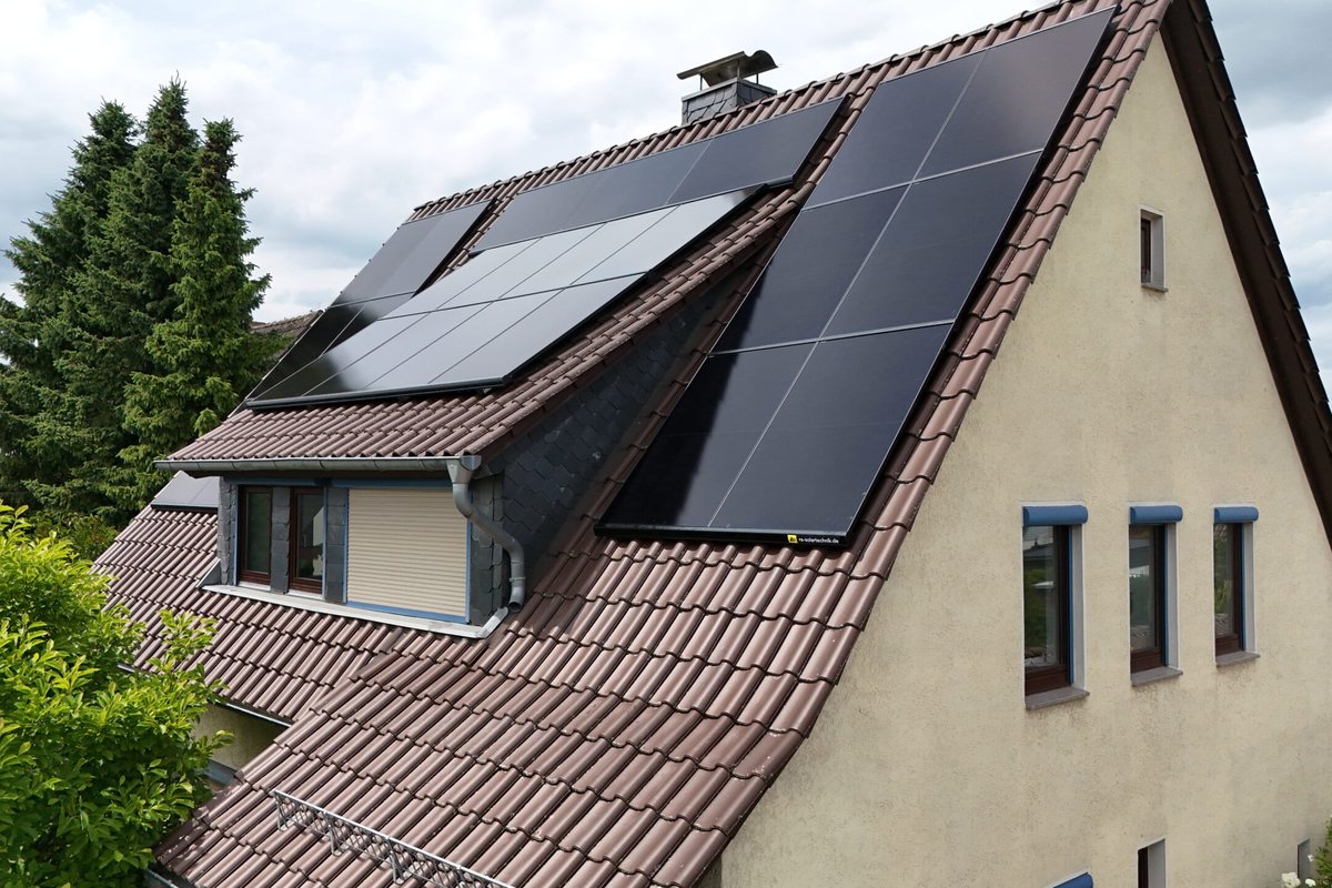Einfamilienhaus mit Photovoltaikanlage auf dem Ziegeldach in Garbsen