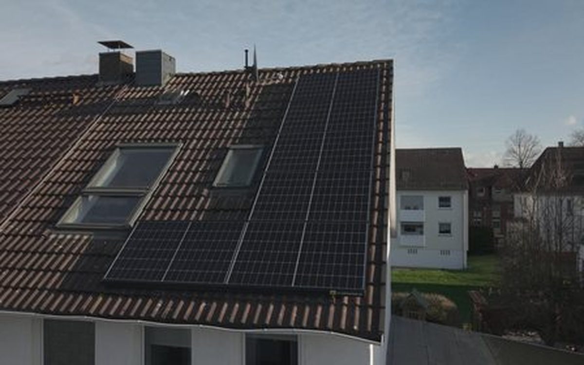Photovoltaikanlage auf einem Ziegeldach mit Dachfenstern in Seelze