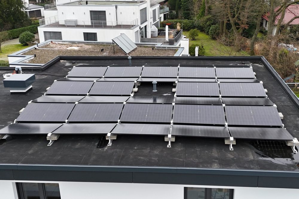 Fertige Photovoltaikanlage auf einem Wohnhaus, aus der Luft aufgenommen