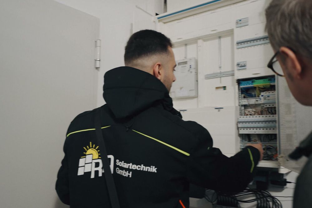 Monteur von RA Solartechnik prüft die Verkabelung im Zählerschrank eines Kunden
