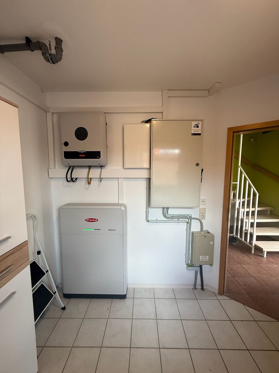 Fronius Wechselrichter und Fronius Reserva Batteriespeicher im Hausanschlussraum eines Einfamilienhauses
