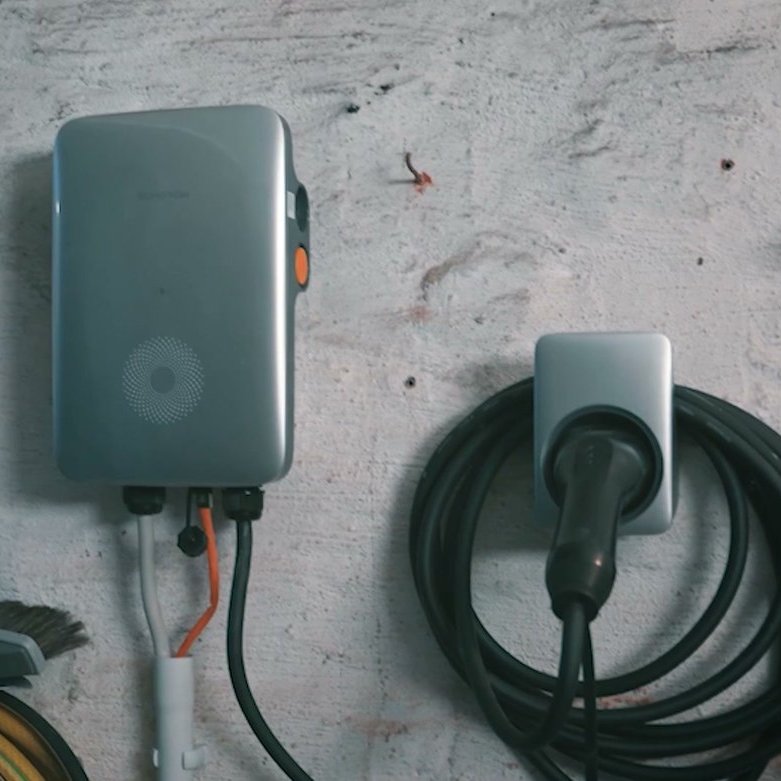 Wallbox mit aufgerolltem Ladekabel an der Garagenwand eines Kunden von RA Solartechnik