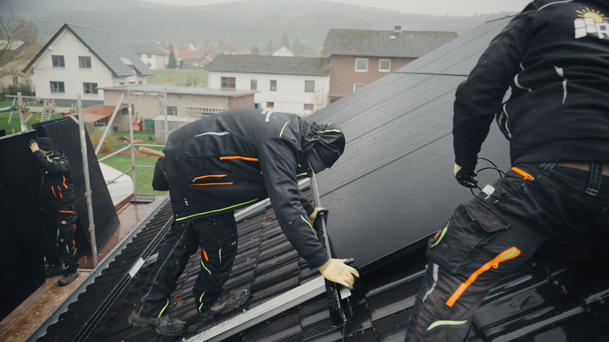 Monteure von RA Solartechnik montieren Solarmodule auf einem Ziegeldach