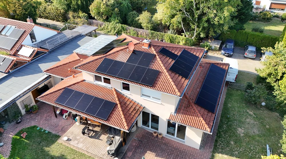 Drohnenaufnahme: Bungalow mit Photovoltaikanlage auf dem Ziegeldach